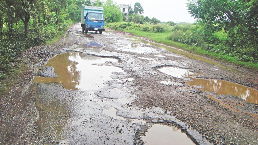 The Daily Star,「Potholes make journey on Dhaka-Khulna road difficult | The Daily Star」,The Daily Star,2015年7月23日記事より引用