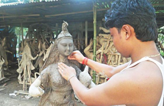 ドゥルガ女神祭の準備進行中