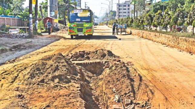 開発で荒れるチッタゴン道路