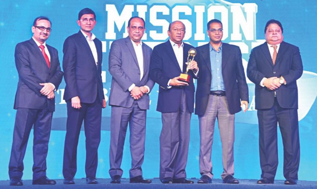 Third from right, Latifur Rahman, chairman of Transcom Group, poses for photographs after receiving a trophy from Samudra Bhattacharya, head of franchise operations of PepsiCo India region, at a ceremony at Hotel Jaypee in Agra, India on December 19. Arshad Waliur Rahman, a director of Transcom Group, and Khurshid Irfan Chowdhury, deputy managing director of Transcom Beverages, were also present. Photo: Transcom