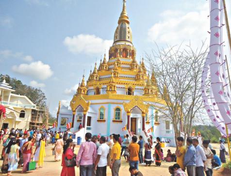 観光客を集める仏塔