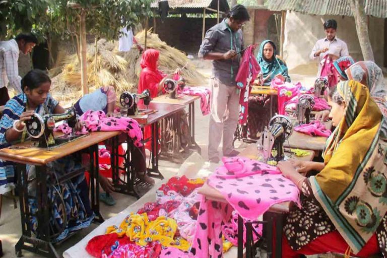 村の女性、縫製で自立