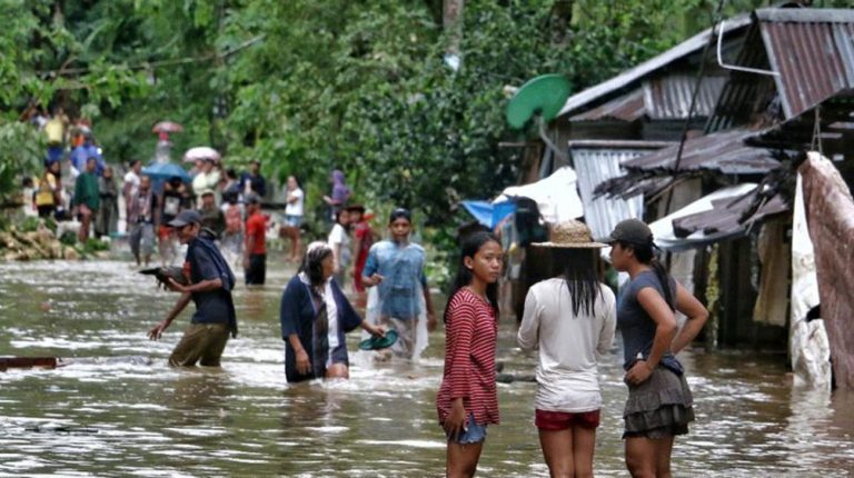 フィリピンの嵐の後、26人が地滑りで死亡