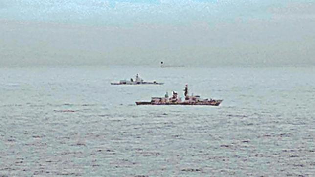 英国のフリゲートはロシア軍艦を護衛する