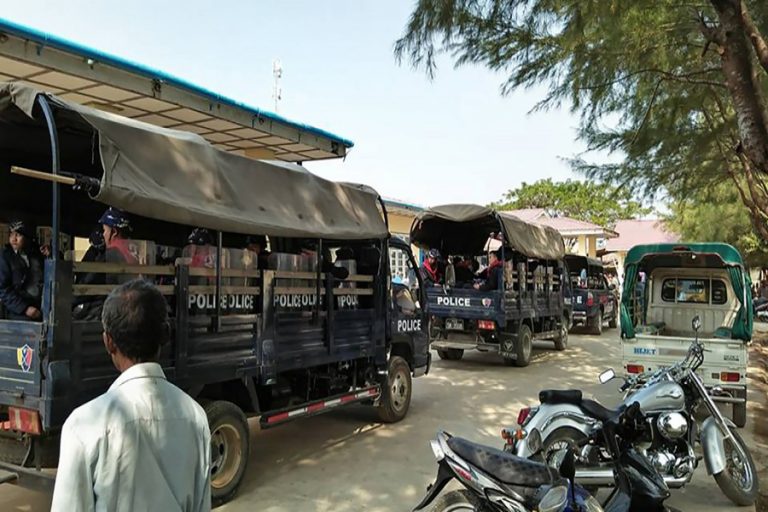 ミャンマー警察はMrauk Uのトラックに座る