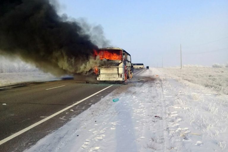 バス・インフェルノがカザフスタンで52人殺害