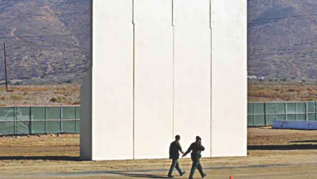 トランプはメキシコの国境の壁にトップの補佐官に反対する