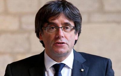 講演者はカタルーニャの大統領としてPuigdemontを提案する