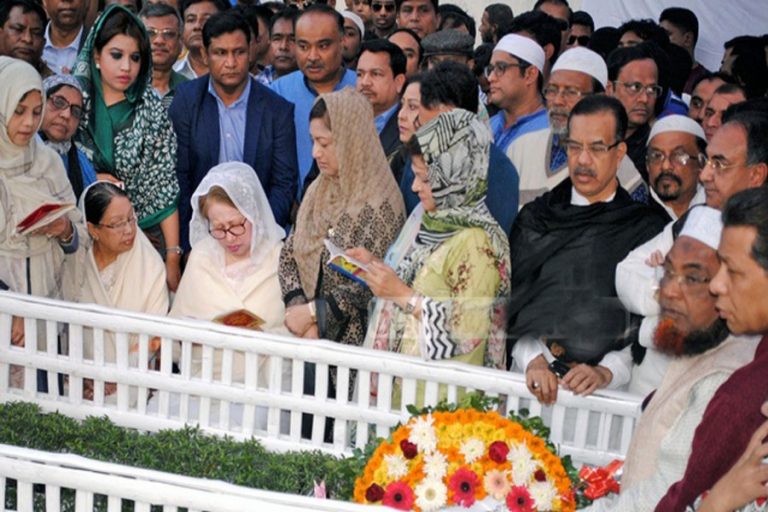 BNP議長のKhaleda Zia、祈りを提供する親戚や党の指導者とともに
