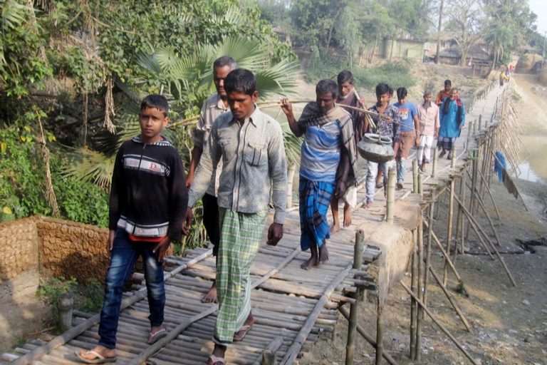 通勤者はAdamdighi UZのNagor川を渡る橋の不在で苦しむ