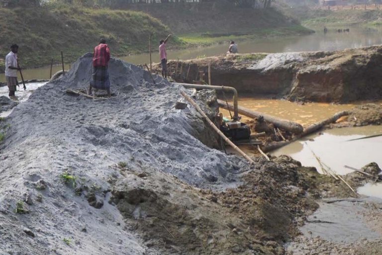 ボゴラのナガール川からの荒廃した砂の持ち上げは、住宅、農地を脅かす