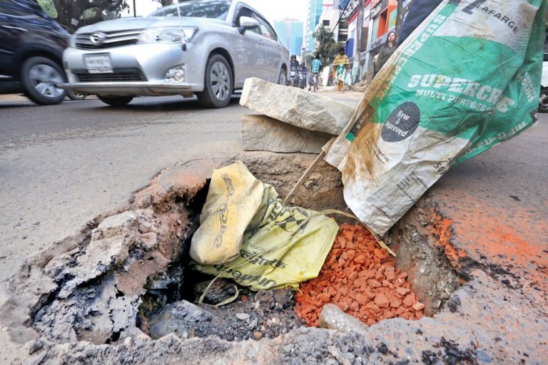 Gulshan 1に道路の一部が陥没している