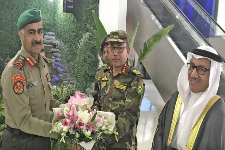 メジャー・ジェネラル副総裁SM Motiur Ra​​hman、クウェート軍のチーフ・オブ・スタッフに花束を提示