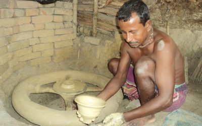陶工は様々な形の土鍋を作る