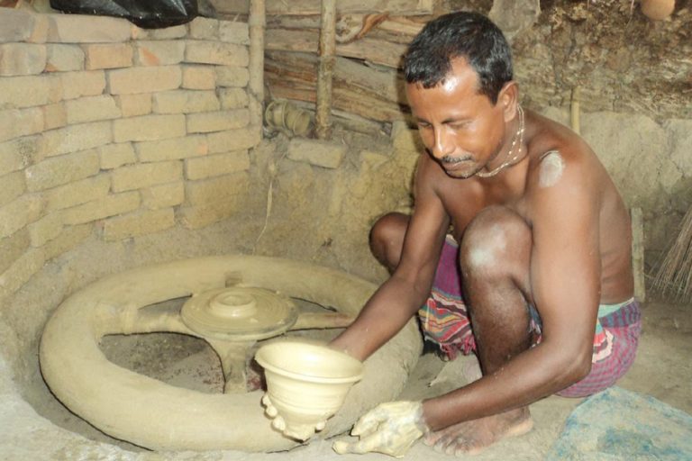 陶工は様々な形の土鍋を作る