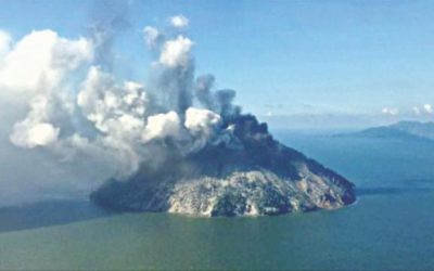 火山が爆発した後、PNG島から避難した人々