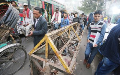 忙しい道路の一部を占める鉄製のバリケード