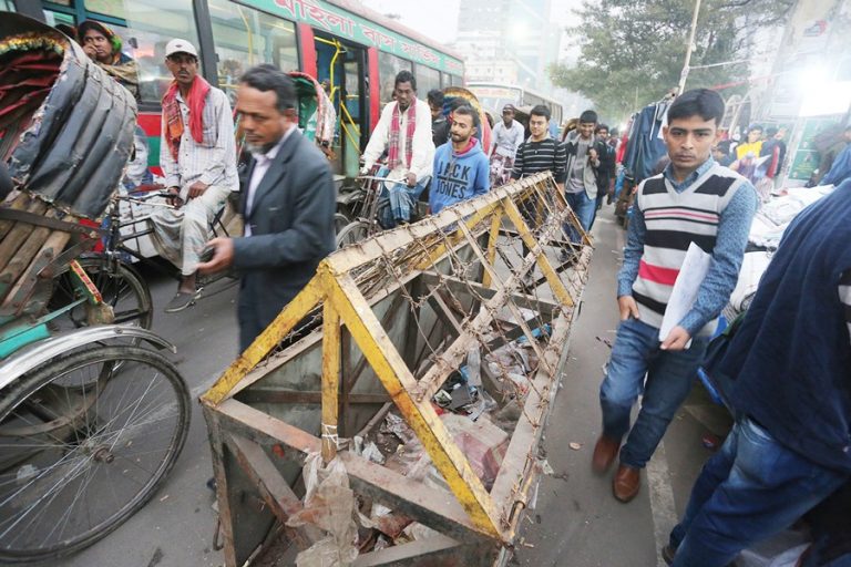 忙しい道路の一部を占める鉄製のバリケード