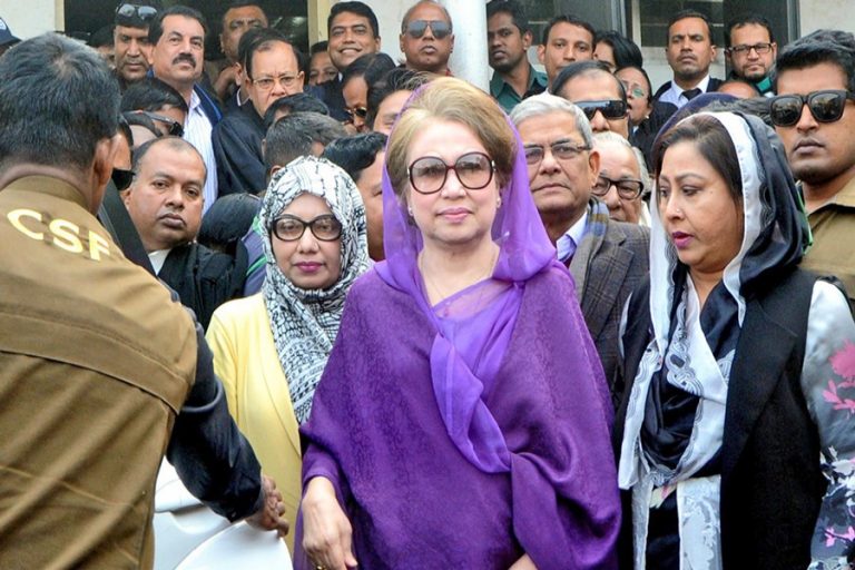BNP議長のKhaleda Ziaは特別審判裁判所の前に登場しました。