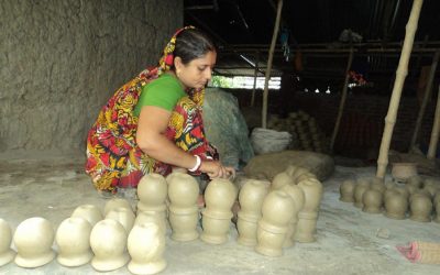 女性の職人がカードの鍋を作る
