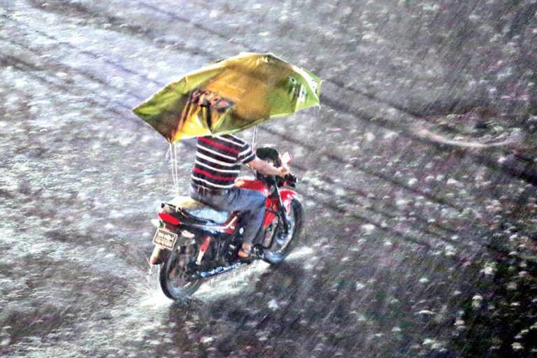 雨が市の住人を和らげる