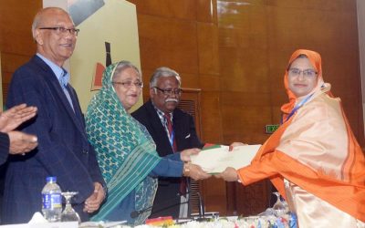 Sheikh HasinaはNUによって組織されたShikkha Samabeshで最高の7つのカレッジに紋章と賞金を渡します