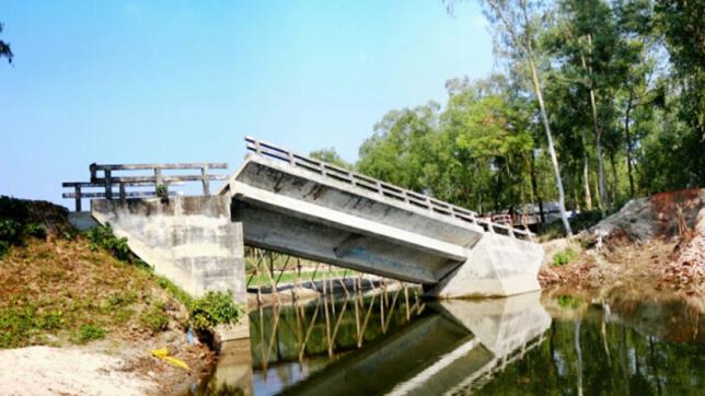 洪水に襲われた橋が壊れている