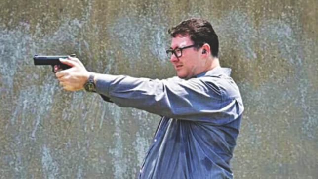 Facebookの銃の写真のためにオーストラリアの政治家が殴られた