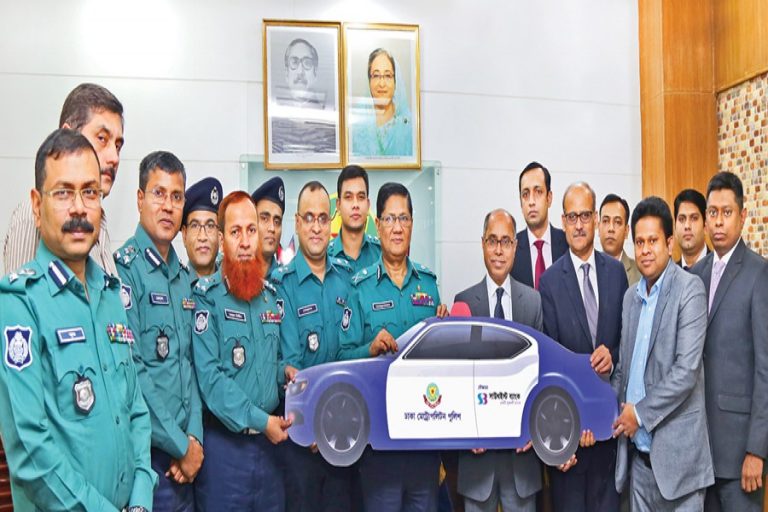 東南アジア銀行はダッカ首都圏警察に2台のパトカーを寄贈した
