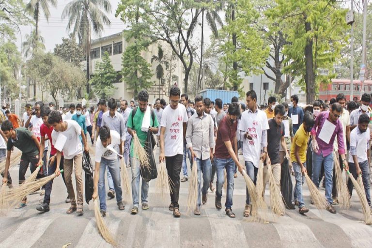 Shaheed Minar中央の道路を掃除している一群の学生