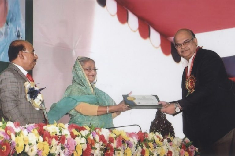 Engr Khaled Mahmud、Sheikh Hasina首相からIEB金メダル受賞