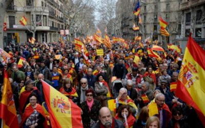 プロ・ユニティ・ラリーでスペインの旗を掲げる人