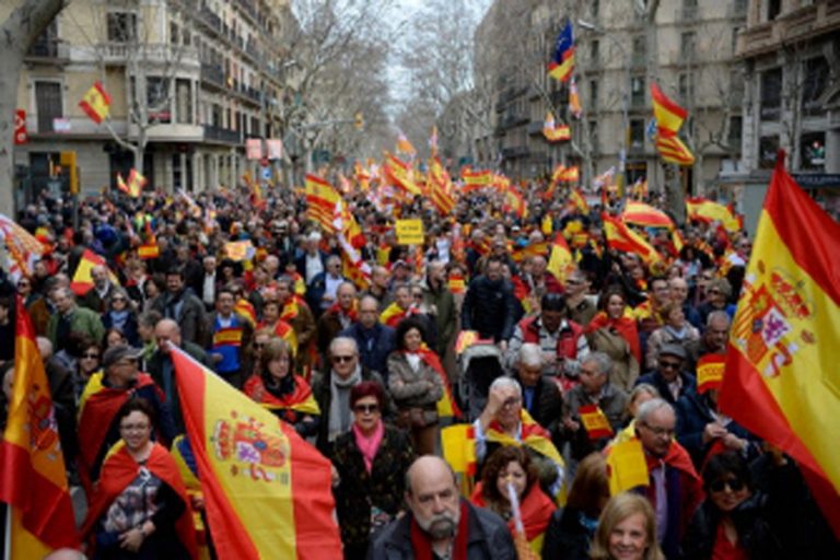 プロ・ユニティ・ラリーでスペインの旗を掲げる人