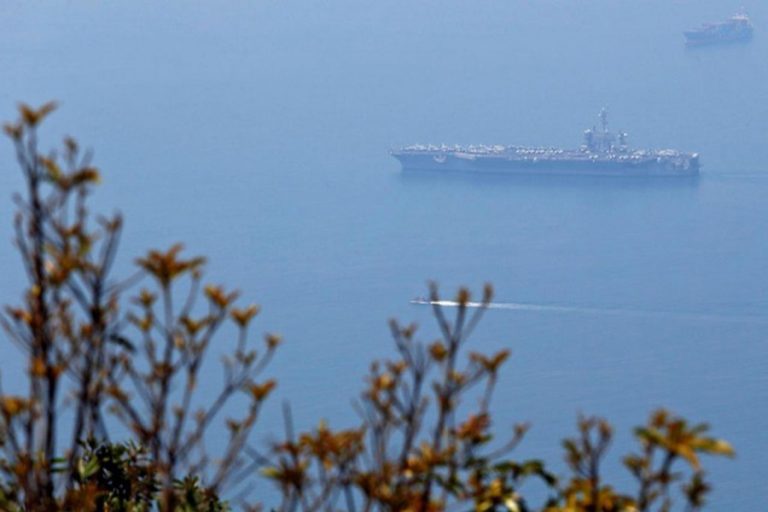 米国空母は初めてベトナムに到着