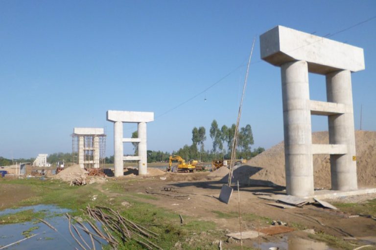 Jagannathpurで行われているクシャラのRaniganj橋の建設