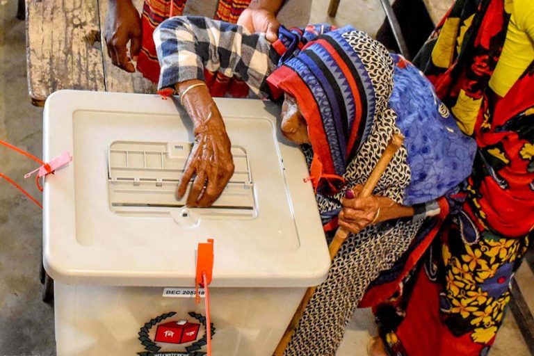 投票する高齢女性