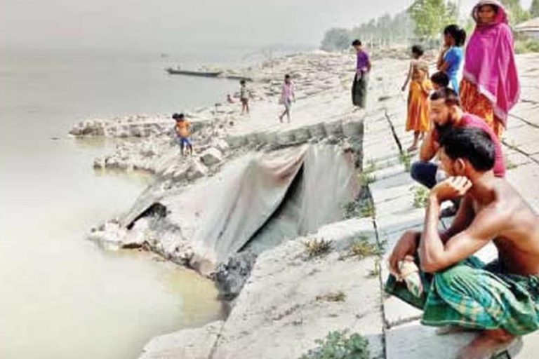 堤防心配の突然の崩壊Sirajganjの村人