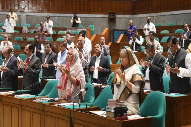シェイク・ハシナ首相、Jatiya Sangsadでムナジャトを提供する議員