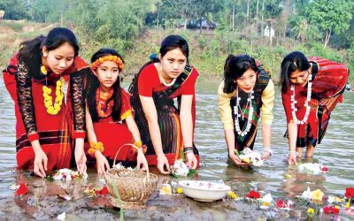 儀式を行っている種族の少女のグループ