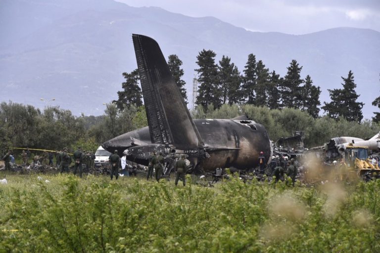 アルジェリア軍用機墜落で257人死亡