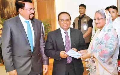 Shahjalal Islami Bank nwer Hossain Khan取締役会執行委員会委員長が寄付金のチェックを引き渡す