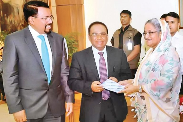 Shahjalal Islami Bank nwer Hossain Khan取締役会執行委員会委員長が寄付金のチェックを引き渡す