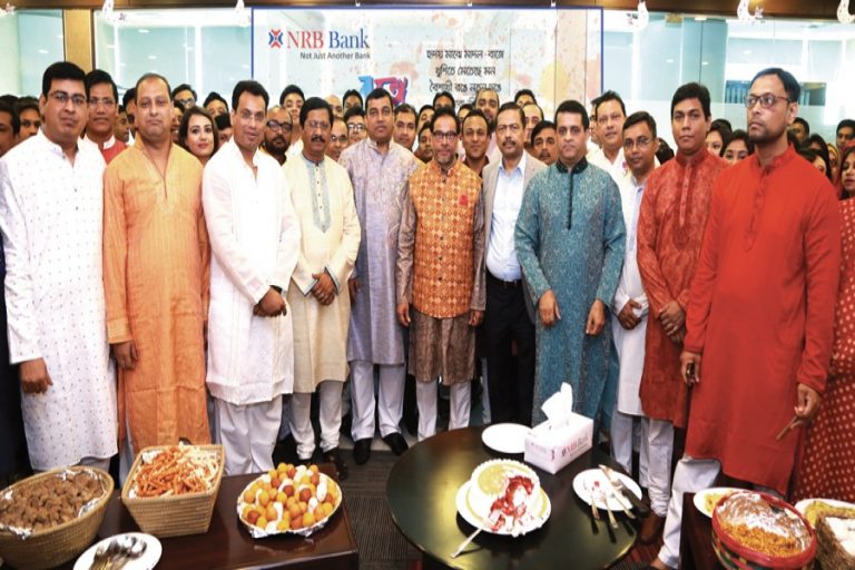 NRB Bank Limited管理チームとPahela Baishakh  –  1425の機会に従業員