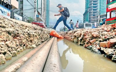 通行人が道路を跨いで飛び降りる