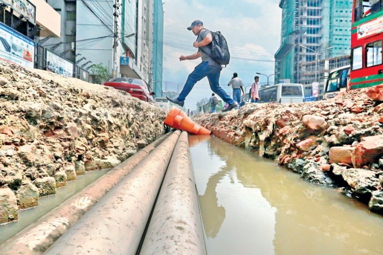 通行人が道路を跨いで飛び降りる