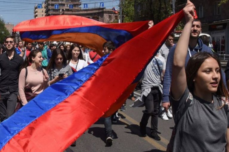 アルメニア人のPMサルジジア人が抗議の後辞任