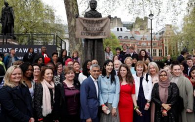 英国の芸術家ジリアン・ウェアリング（中央）が写真を撮っているように反応し、Sadiq Khan市長（左から中央）