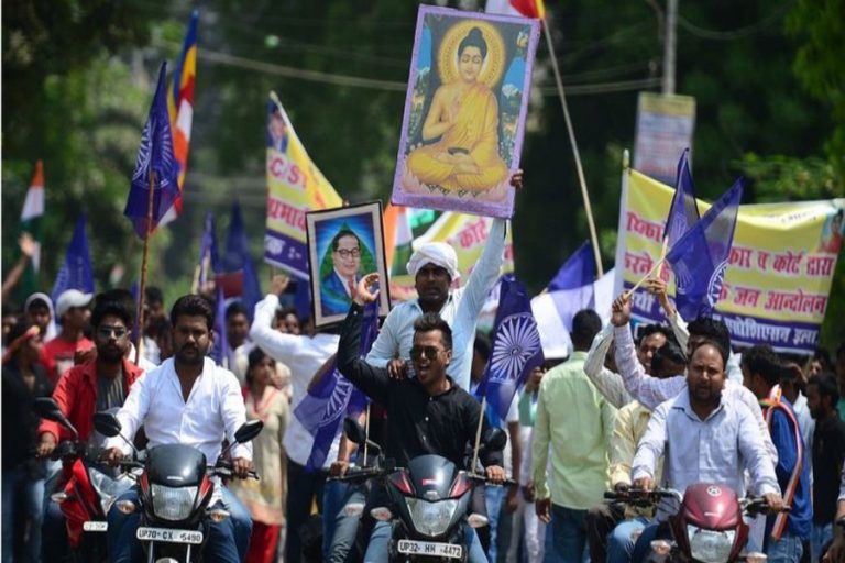 大規模なインドDalitの抗議で7人が死ぬ