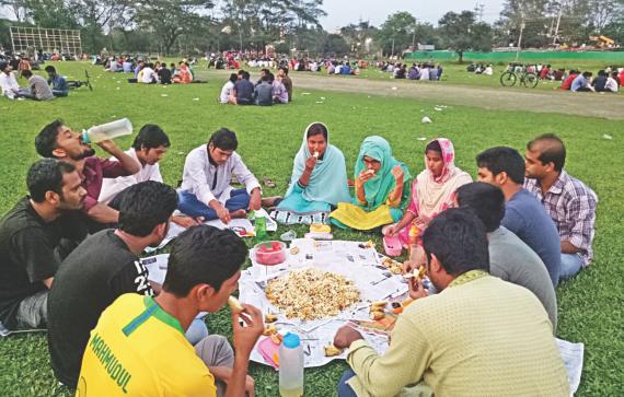 オープンエアーiftar：JUでのお祝いの雰囲気