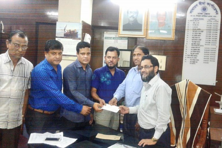 チェックを渡しているSadharan Bima Corporation、Dhaka Zoneのゼネラルマネジャー（cc）Md Fazlul Haque